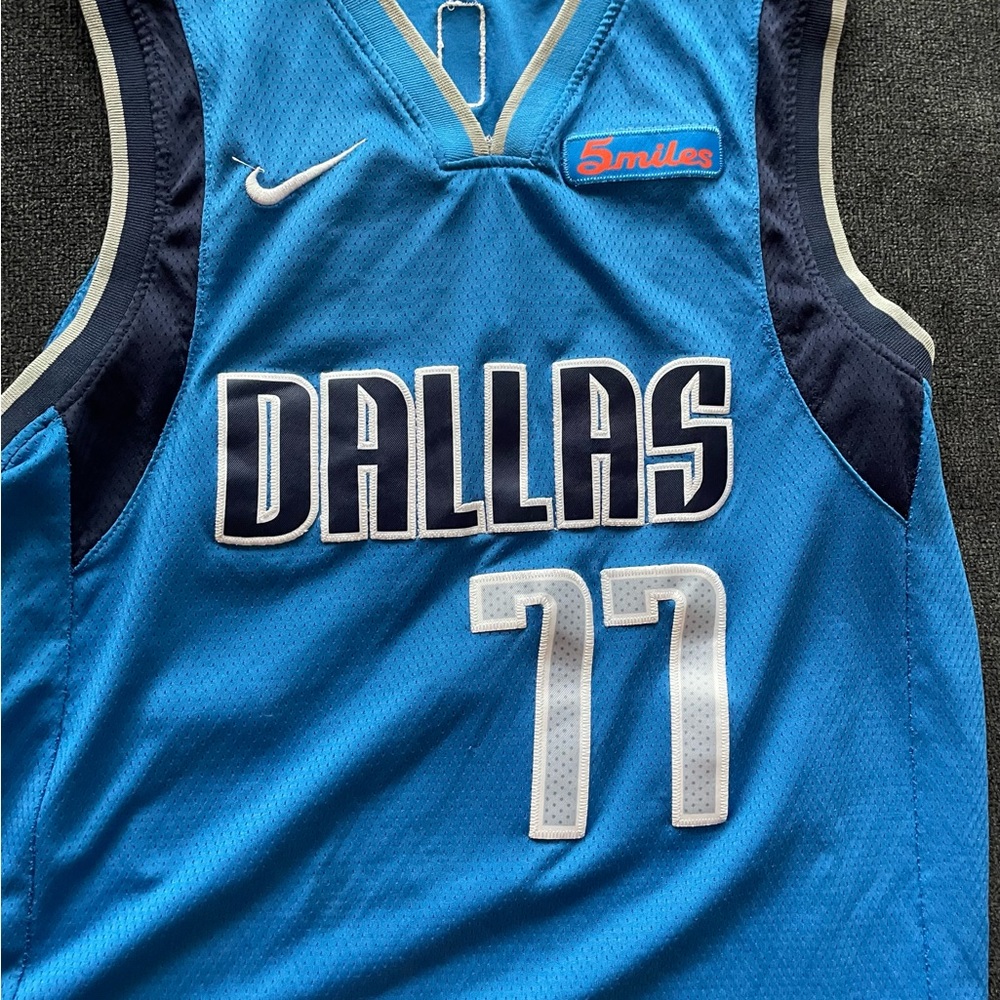 Men's Large Athentic Doncic jersey